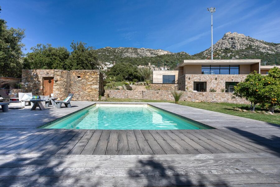 Lumio, Villa 5 bedrooms, one T2, heated pool, close to beaches.