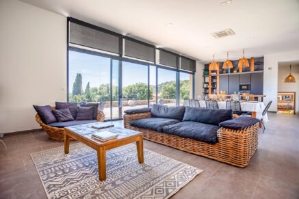 Lumio, Villa 5 bedrooms, one T2, heated pool, close to beaches.