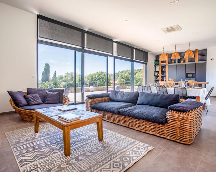 Lumio, Villa 5 bedrooms, one T2, heated pool, close to beaches.