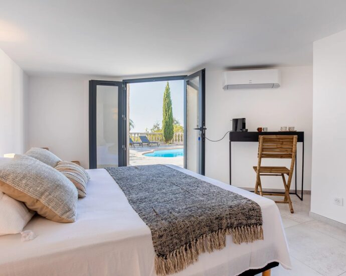 Lumio, Villa 6 chambres, vue mer et montagnes, piscine chauffée, proche des plages.