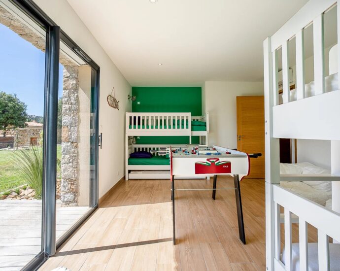 Lumio, Villa 5 bedrooms, one T2, heated pool, close to beaches.