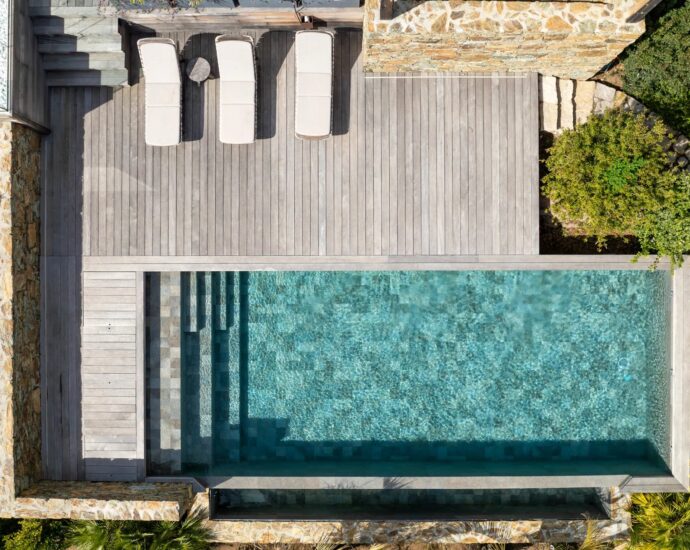 Pinarello, villa 5 chambres, avec piscine, domaine sécurisé, vue dégagée sur le maquis, proche plage