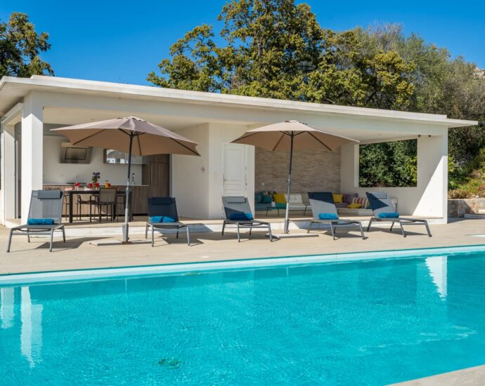 Lumio, Villa 6 chambres, vue mer panoramique, piscine chauffée, proche des plages.