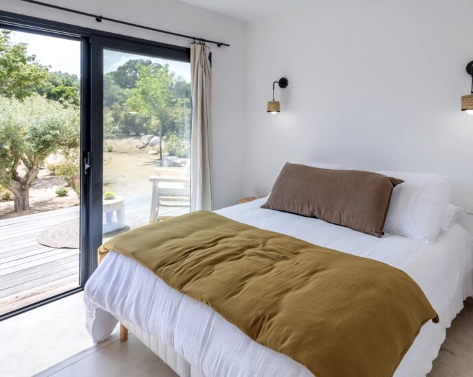 Sainte-Lucie de Porto-Vecchio,Architect-designed villa, 5 bedrooms, swimming pool, near beach