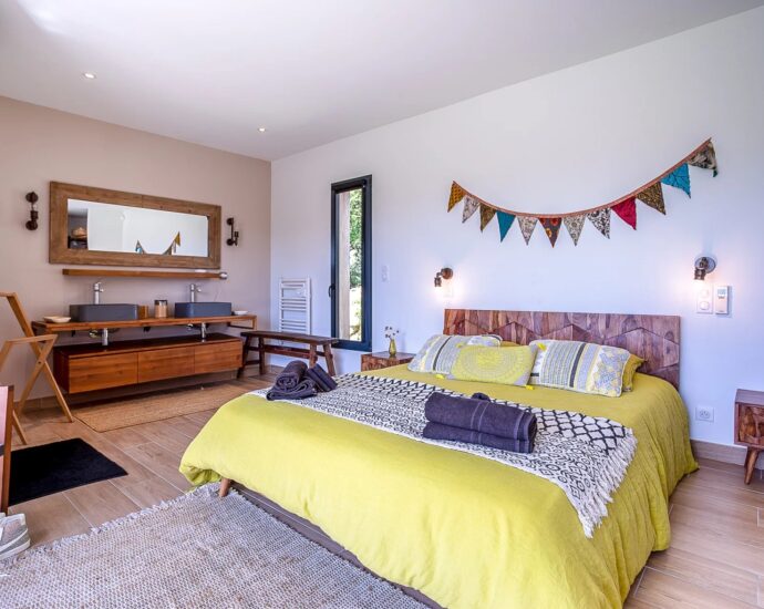 Lumio, Villa 5 bedrooms, one T2, heated pool, close to beaches.