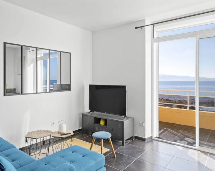 Exclusivité, Ajaccio, Villa, pieds dans l’eau, vue mer panoramique, 6 chambres, plage à pieds