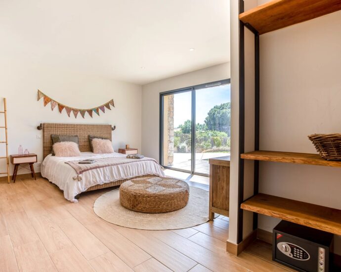 Lumio, Villa 5 bedrooms, one T2, heated pool, close to beaches.