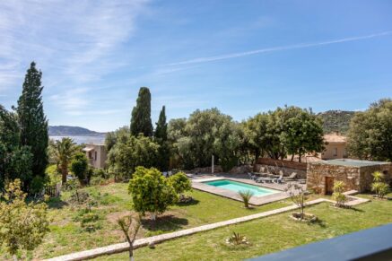 Lumio, Villa 5 bedrooms, one T2, heated pool, close to beaches.