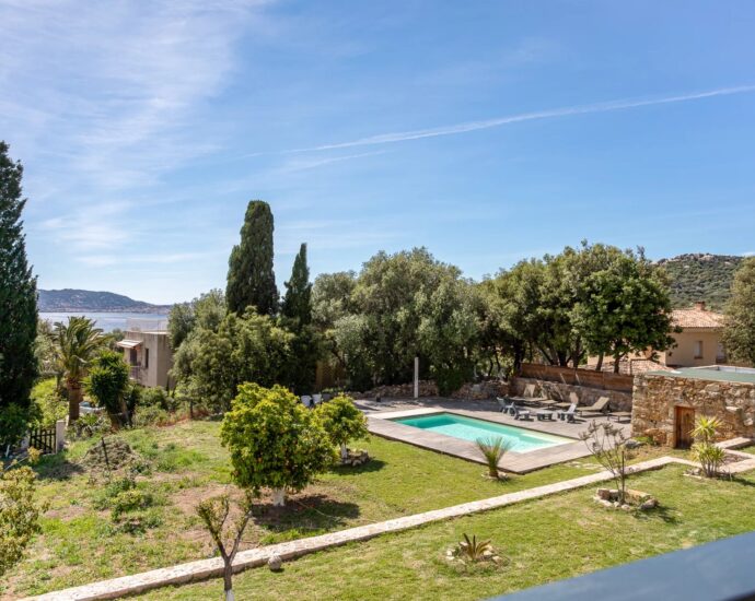 Lumio, Villa 5 bedrooms, one T2, heated pool, close to beaches.