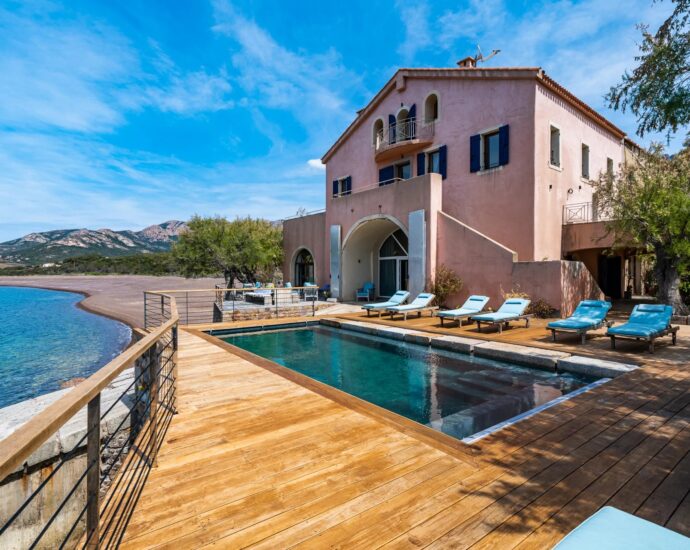 Galeria, 8 chambres, Domaine privé, pied dans l’eau, vue mer panoramique, piscine chauffée, proche de Calvi.