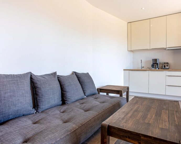 Lumio, Villa 5 bedrooms, one T2, heated pool, close to beaches.