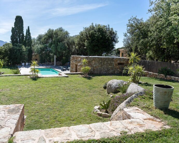 Lumio, Villa 5 bedrooms, one T2, heated pool, close to beaches.