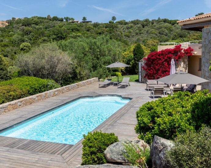 Arasu, villa 5 bedrooms, swimming-pool and sea view, RL323 Arasu