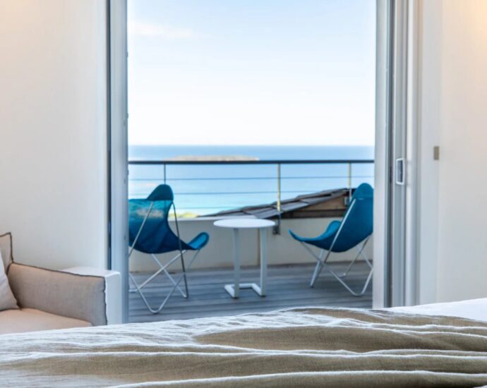 Palombaggia, villa 7 chambres, 1 chambre de service, piscine, vue mer panoramique, proche plage