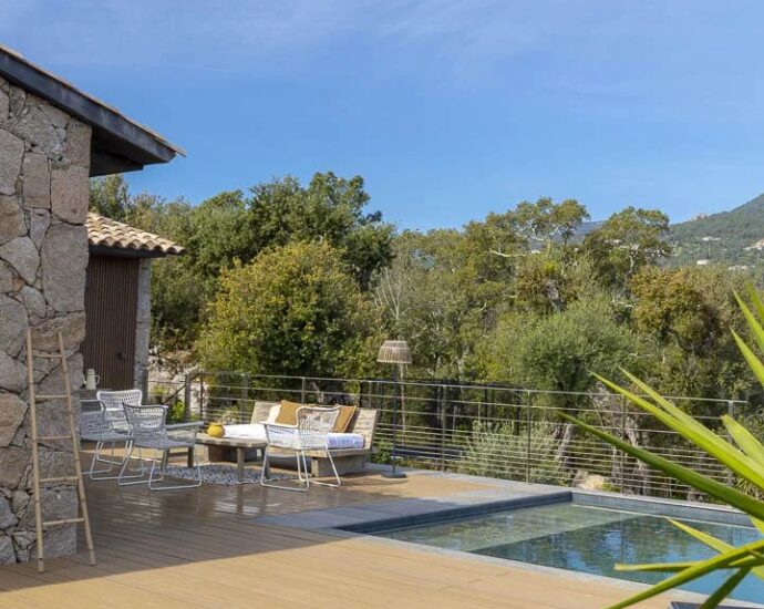 Sotta, bergerie avec piscine à débordement, 4 chambres, vue dégagée, proche plage.