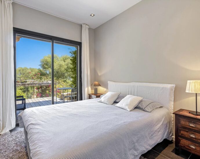 Pinarello, villa d’architecte, 5 chambres, vue mer, piscine, domaine privé, proche plage