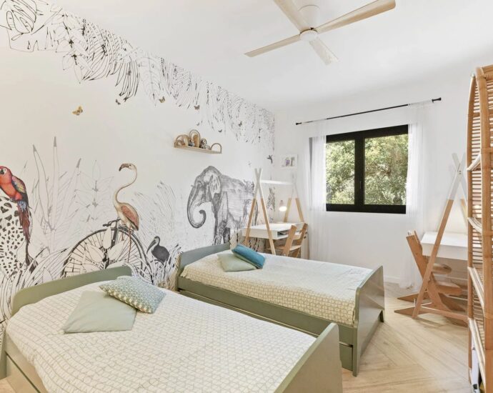 Sotta, bergerie avec piscine à débordement, 4 chambres, vue dégagée, proche plage.