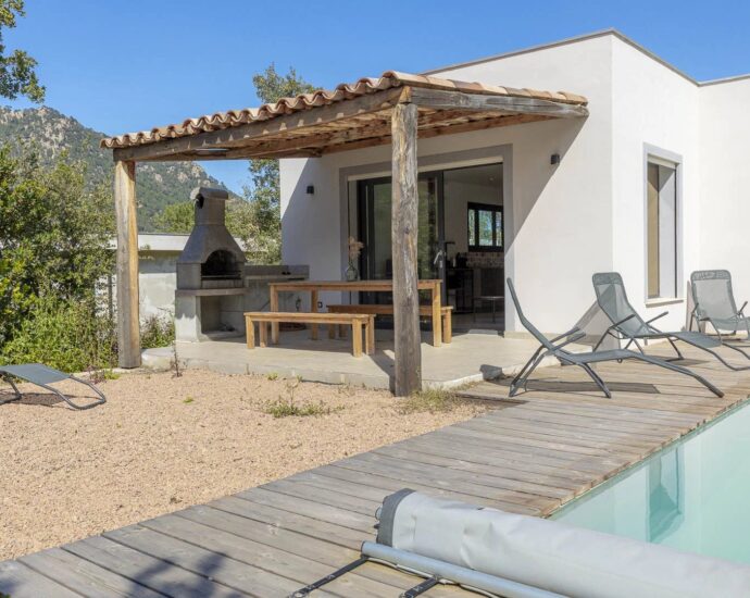 Exclusivité – Sainte-Lucie-de-Porto-Vecchio, Villa 4 chambres, piscine, vue montagnes