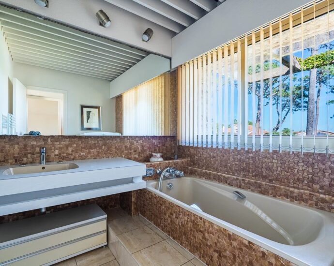 Exclusivité. Lido de la Marana. villa 4 chambres. piscine. terrain de tennis. plage à pied