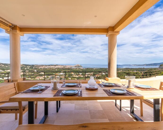 Calvi, Villa 5 chambres, vue mer panoramique, piscine chauffée, proche de plages.