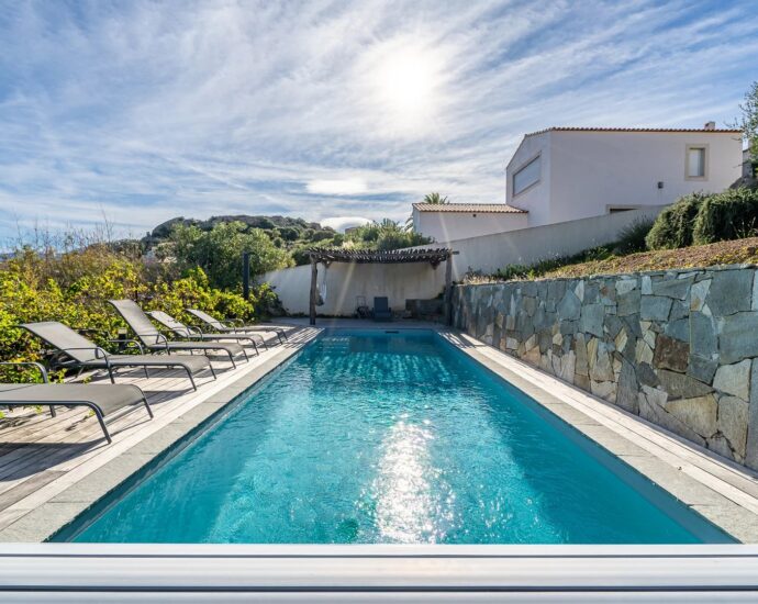 Calvi, 5 bedroom villa, swimming pool, sea view, town centre and beach on foot
