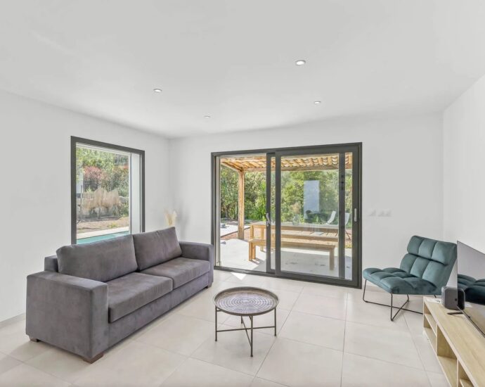 Exclusivité – Sainte-Lucie-de-Porto-Vecchio, Villa 4 chambres, piscine, vue montagnes