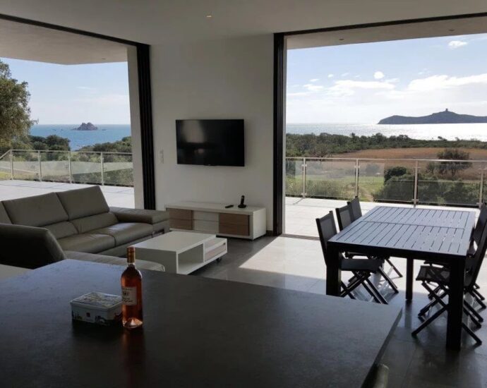 Southern Corsica – 300 meters from the beach, this villa offers a panoramic sea view