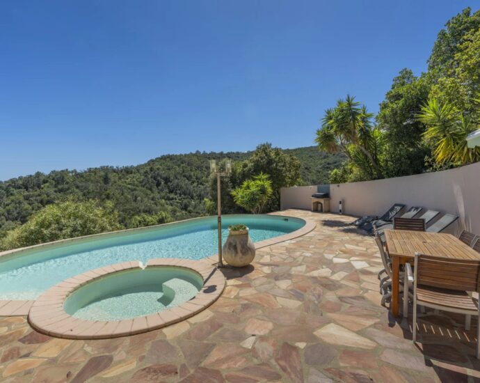 Favone, villa 3 chambres avec dépendance, vue mer, piscine, proche plage.
