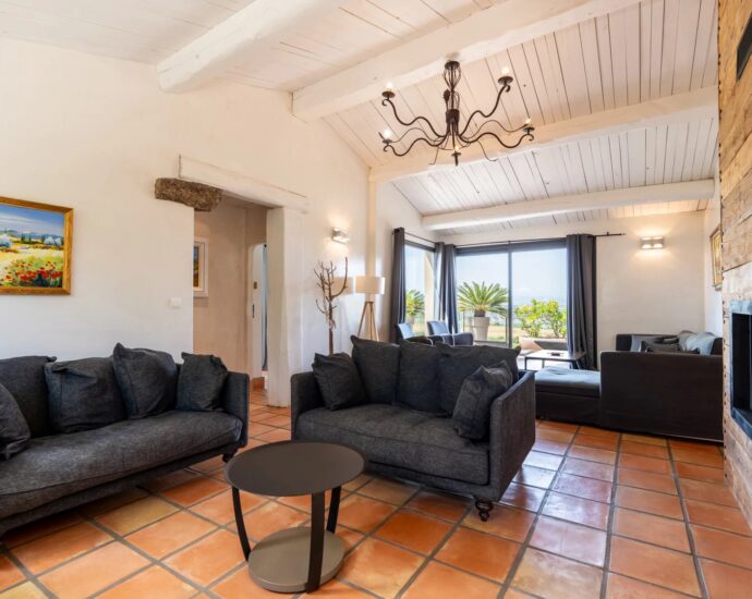 Exclusivité, Bonifacio, villa d’architecte, type bergerie, 4 chambres, piscine, vue mer et montagnes, proche plage
