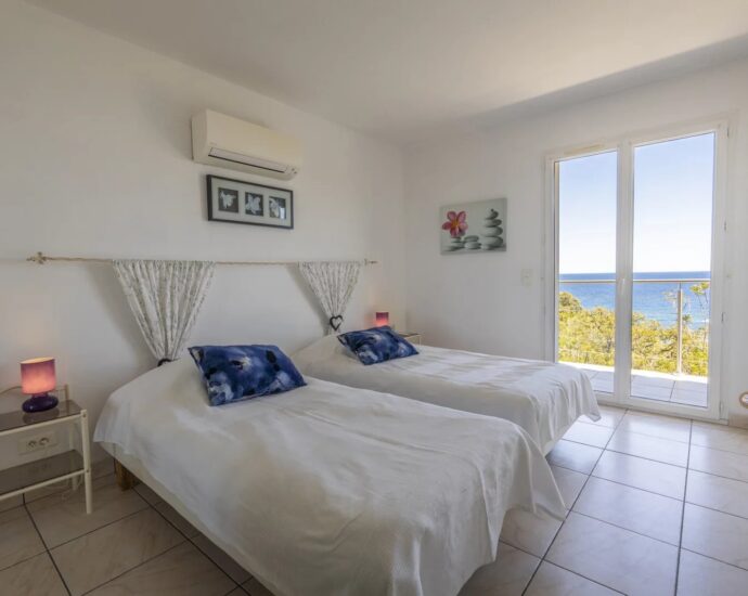 Favone, villa 3 chambres avec dépendance, vue mer, piscine, proche plage.