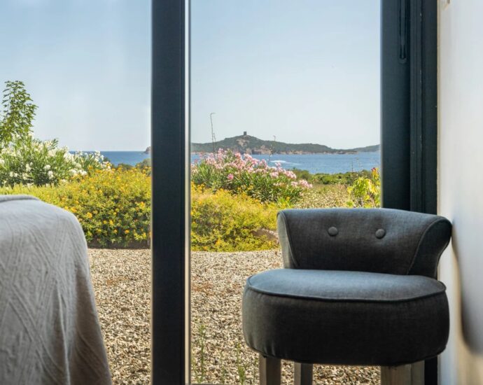 Southern Corsica – 300 meters from the beach, this villa offers a panoramic sea view