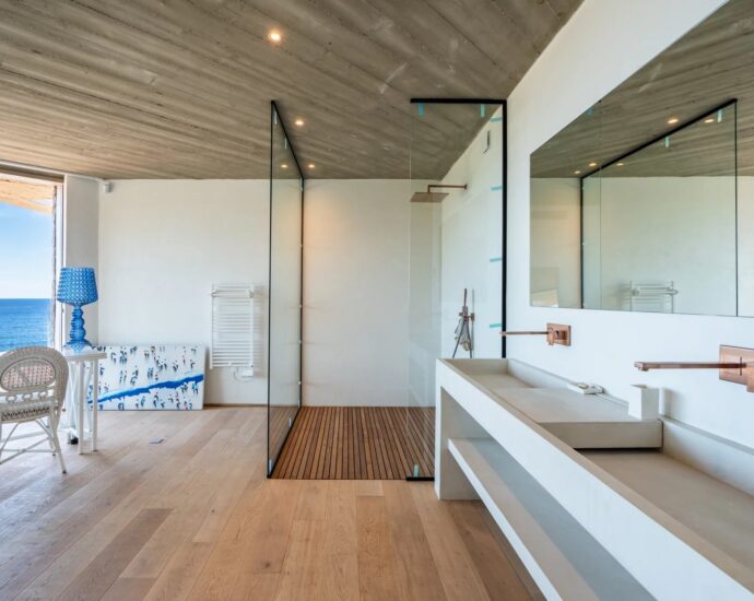 Lumio, villa d’architecte, pied dans l’eau, vue panoramique mer et maquis