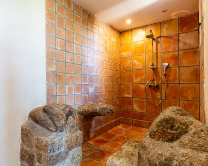 Exclusivité, Bonifacio, villa d’architecte, type bergerie, 4 chambres, piscine, vue mer et montagnes, proche plage