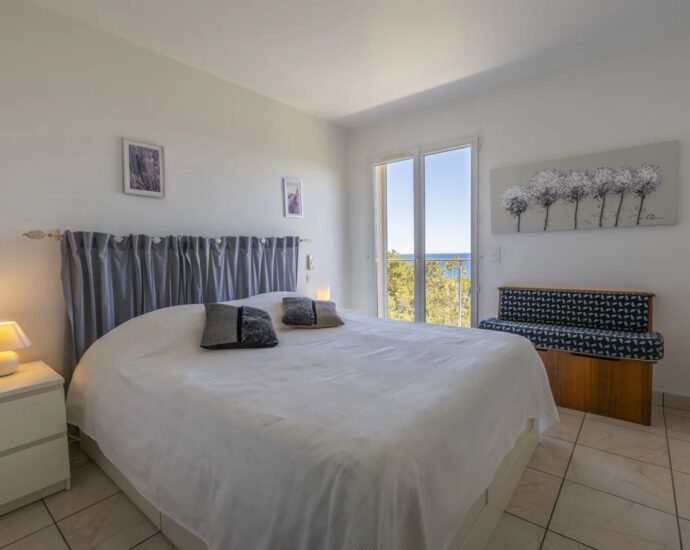 Favone, villa 3 chambres avec dépendance, vue mer, piscine, proche plage.