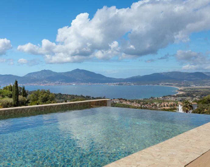 Rive Sud d’Ajaccio, villa récente, vue mer panoramique, 5 chambres, piscine, proches plages.