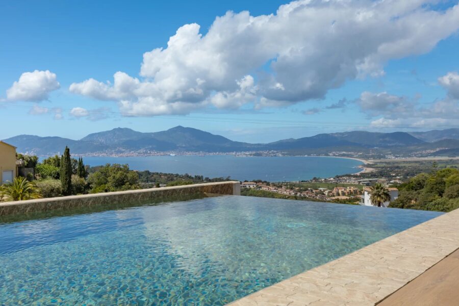 Rive Sud d’Ajaccio, villa récente, vue mer panoramique, 5 chambres, piscine, proches plages.