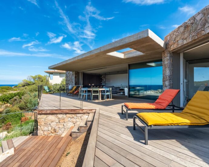 Lumio, villa d’architecte, pied dans l’eau, vue panoramique mer et maquis