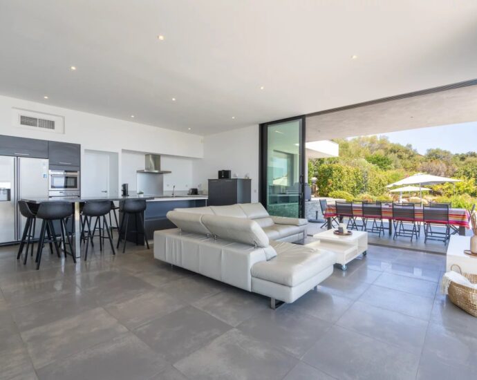 Southern Corsica – 300 meters from the beach, this villa offers a panoramic sea view