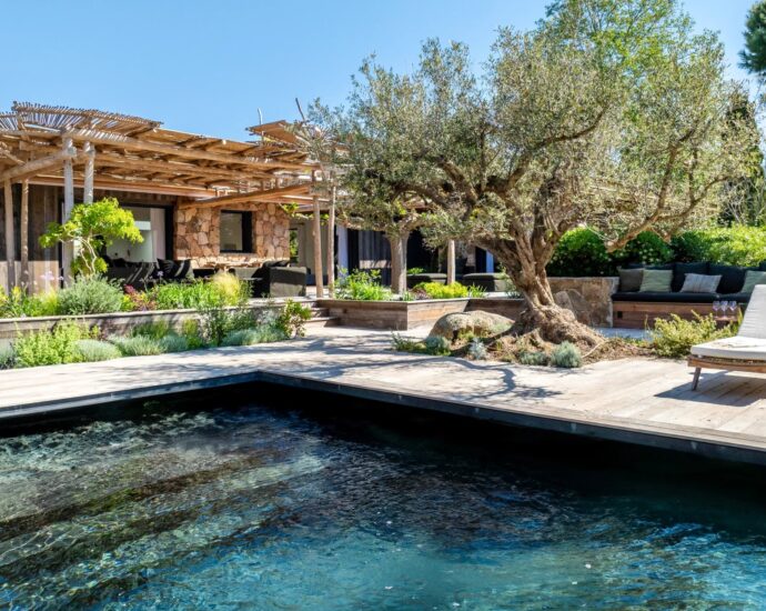 Cala Rossa Beachfront Villa – 7 Bedrooms, Direct Beach Access , Pool
