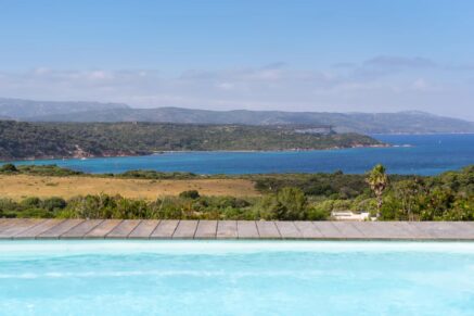Exclusivité, Bonifacio, villa d’architecte, type bergerie, 4 chambres, piscine, vue mer et montagnes, proche plage