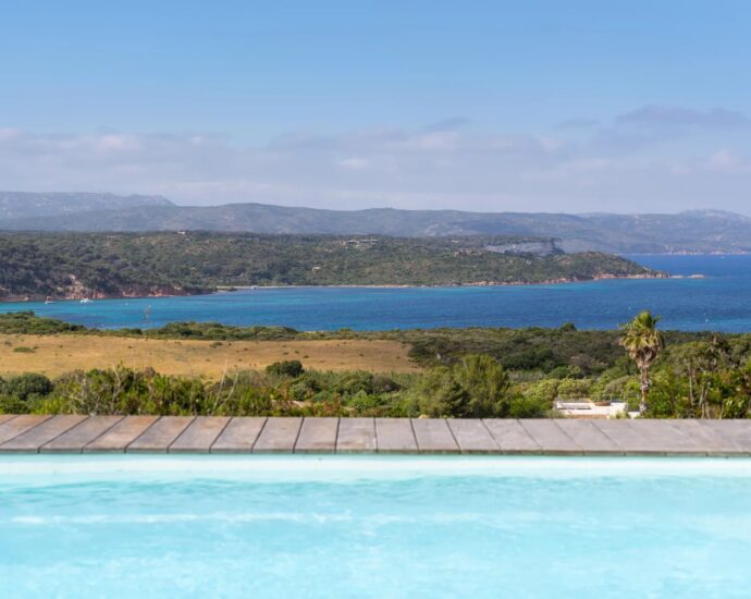 Exclusivité, Bonifacio, villa d’architecte, type bergerie, 4 chambres, piscine, vue mer et montagnes, proche plage
