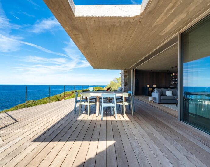 Lumio, villa d’architecte, pied dans l’eau, vue panoramique mer et maquis