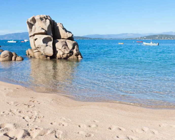 Rive Sud d’Ajaccio, villa récente, vue mer panoramique, 5 chambres, piscine, proches plages.