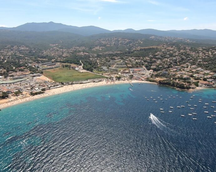 Rive Sud d’Ajaccio, villa récente, vue mer panoramique, 5 chambres, piscine, proches plages.