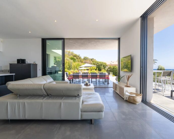 Southern Corsica – 300 meters from the beach, this villa offers a panoramic sea view