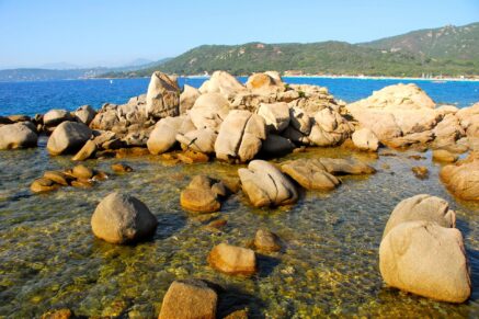 Rive Sud d’Ajaccio, villa récente, vue mer panoramique, 5 chambres, piscine, proches plages.