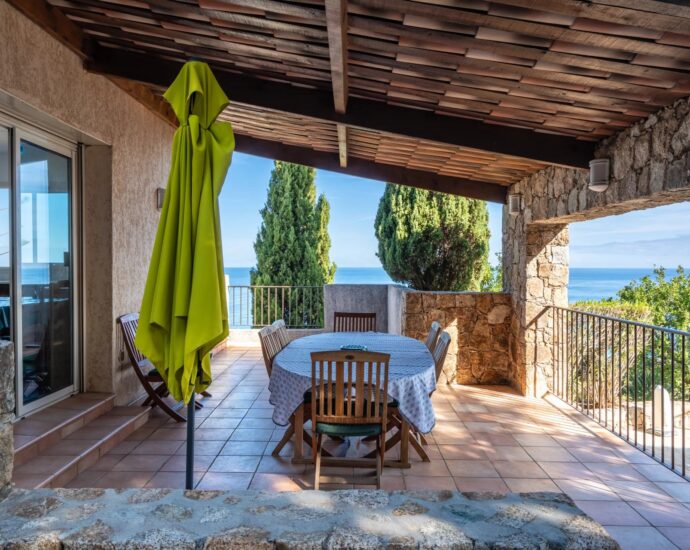 Exclusive, Corbara, 5-bedroom villa, swimming pool, panoramic sea view, beach on foot