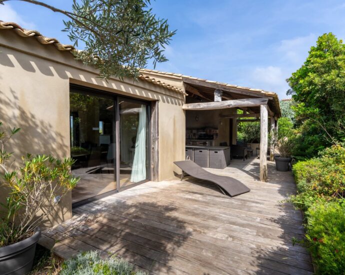 Exclusivité, Bonifacio, villa d’architecte, type bergerie, 4 chambres, piscine, vue mer et montagnes, proche plage
