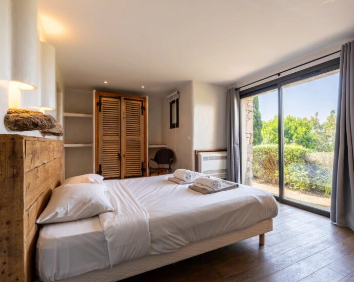 Exclusivité, Bonifacio, villa d’architecte, type bergerie, 4 chambres, piscine, vue mer et montagnes, proche plage