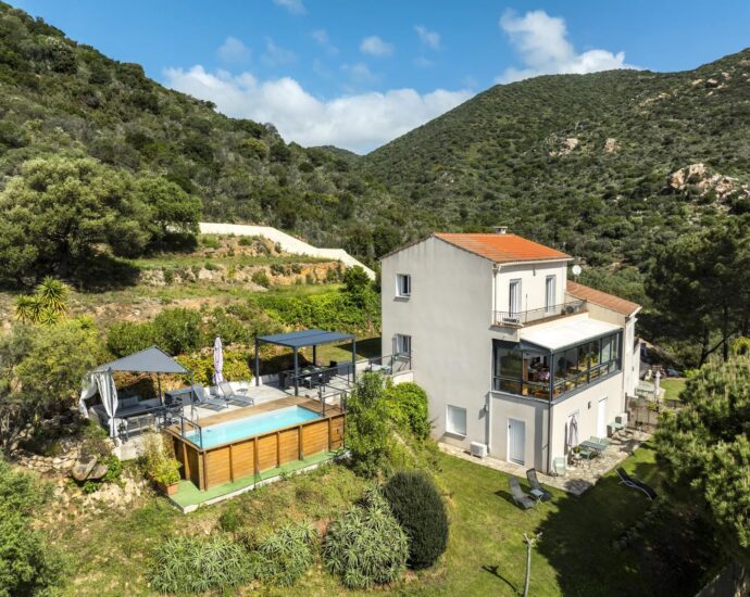 Ajaccio, Exclusivité, Villa, 5 chambres, vue mer panoramique, piscine, plage à pieds